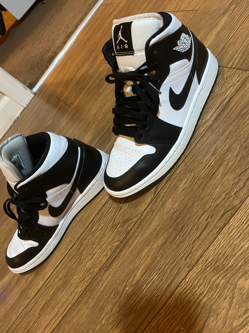 Jordan 1 Mid Black/White Big Kids Sneakers